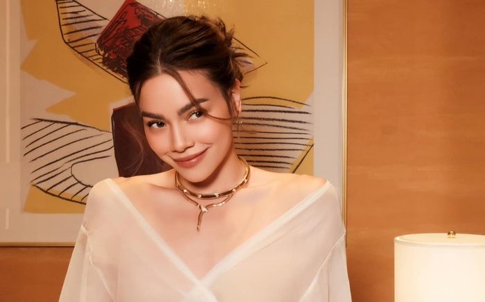 Hồ Ngọc Hà đẹp tựa 'nữ thần' với trang phục xuyên thấu