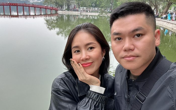 Lê Phương được khen trẻ trung hơn ông xã kém tuổi nhờ thay đổi một điểm trên khuôn mặt