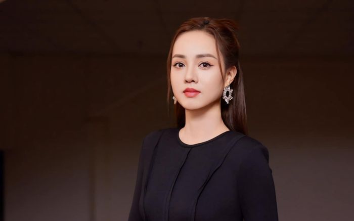 Vợ Công Lý chuẩn bị lên bàn mổ