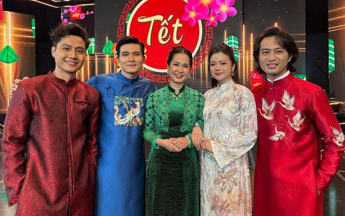 NSND Lan Hương khoe ảnh tụ họp cùng 3 cậu con trai và dâu cả, visual cực phẩm khiến dân tình mê mệt