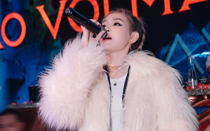 Hiền Hồ đi diễn hậu ồn ào: 'Có mấy chị ôm và động viên tôi'