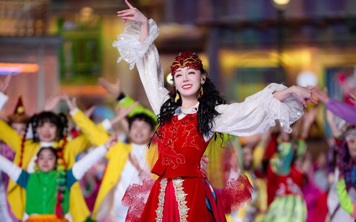 Sự thật sau điệu múa Tân Cương gây sốt của Địch Lệ Nhiệt Ba ở Xuân Vãn