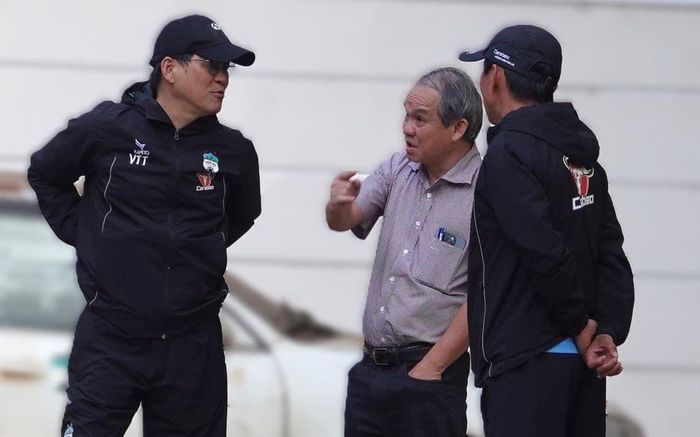 Bầu Đức chúc Tết, động viên thầy trò HLV Vũ Tiến Thành