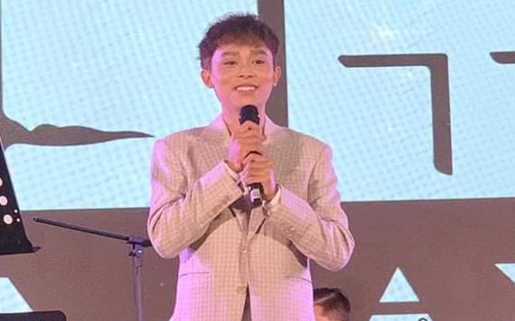 Hồ Văn Cường chạy show Tết, khán giả liên tục lên sân khấu tặng lì xì