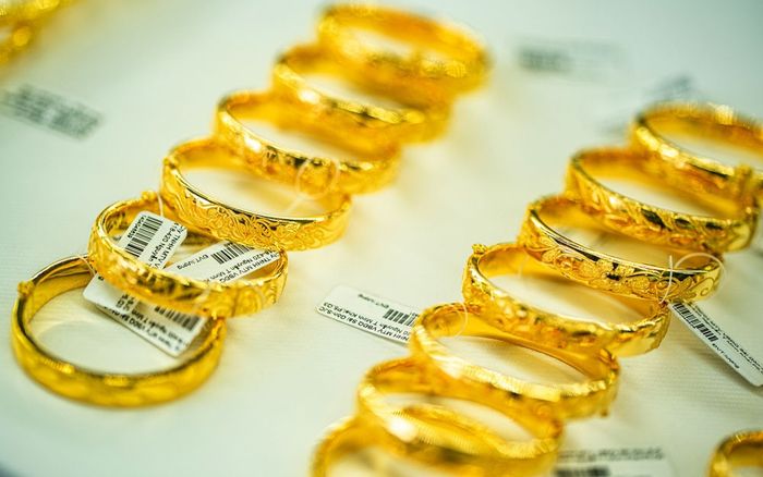 Mùng 5 Tết Nguyên đán: Vàng SJC lẫn vàng nhẫn đều giảm