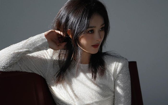 Triệu Lệ Dĩnh thông báo tin vui đúng ngày Lễ Tình nhân, thế nhưng vòng 2 mới gây chú ý