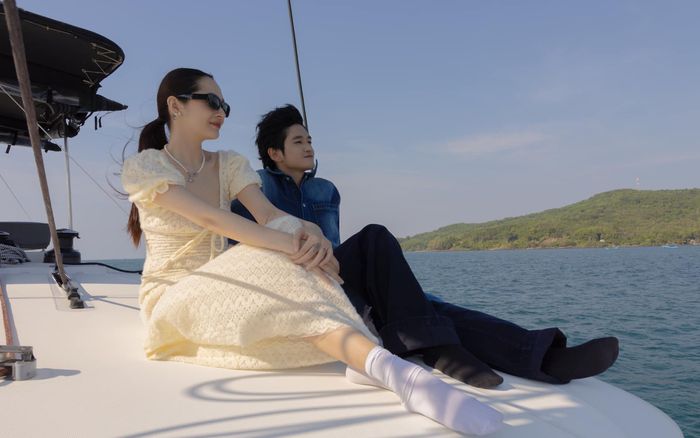 Bảo Anh đăng ảnh thân mật với một chàng trai, khẳng định: 'Có anh ở đây rồi'