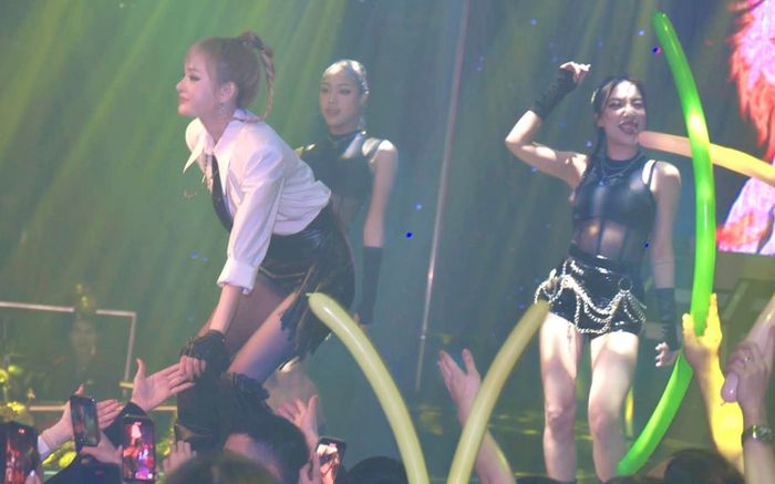 Bị mỉa mai trên livestream, Hiền Hồ: 'Hình ảnh tôi như vậy diễn bar, club là ngon lắm rồi'