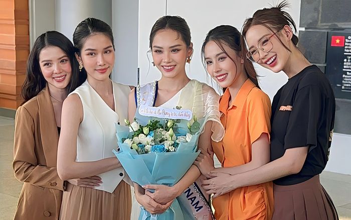 Mai Phương được Ý Nhi tặng hoa trong ngày lên đường thi Miss World 2023