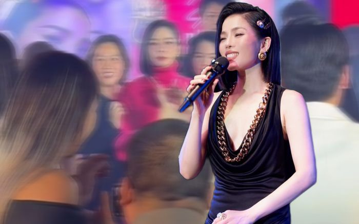 Khán giả vây kín Lệ Quyên trên sân khấu để làm một việc sau khi nữ ca sĩ hát xong