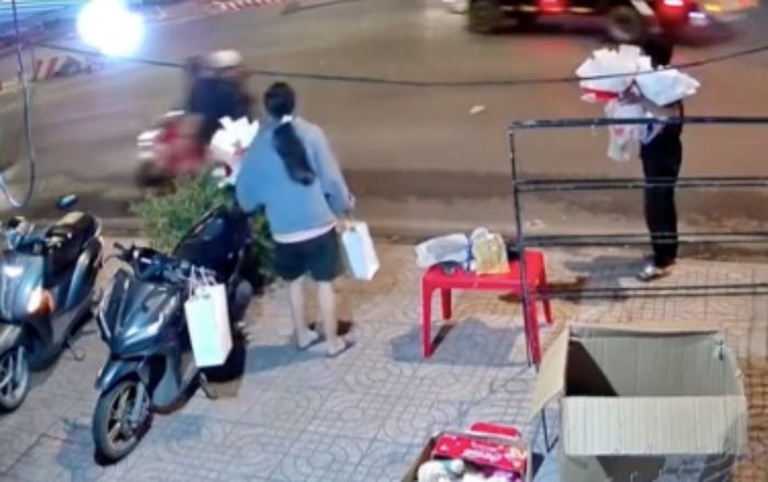 Chở bạn gái đến tiệm hoa nhân dịp Valentine, thanh niên có hành động khiến tất cả ngỡ ngàng