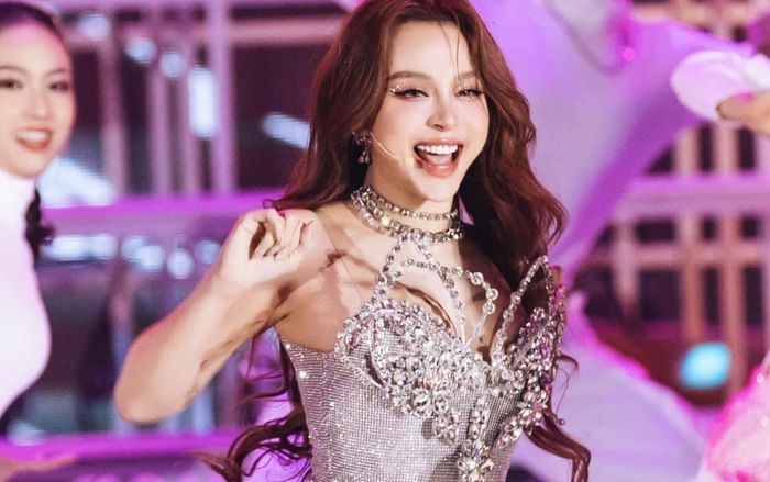 Huyền Baby 'sượng ngang' khi bị chồng 'bóc mẽ' một chuyện trước mặt con trai