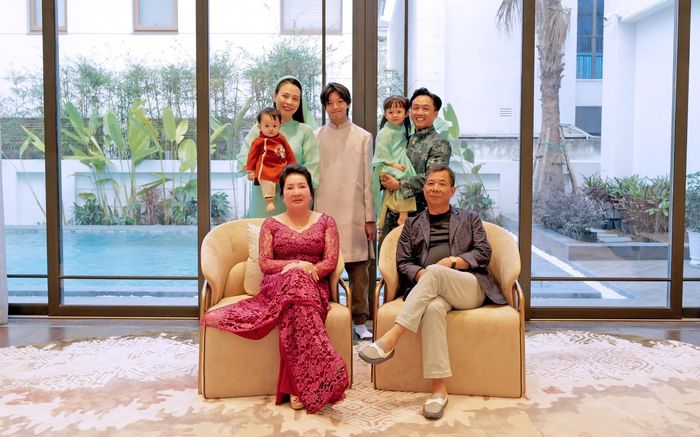 Cường Đô La khoe ảnh đại gia đình, Đàm Thu Trang cười tươi cạnh mẹ chồng