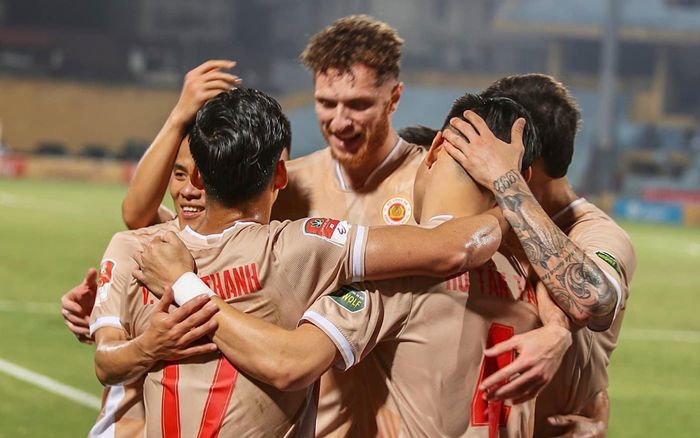 Kiatisuk thắng trận đầu tiên cùng CAHN