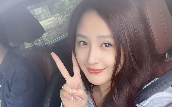 Mai Phương Thúy khoe ảnh bên chàng trai giấu mặt