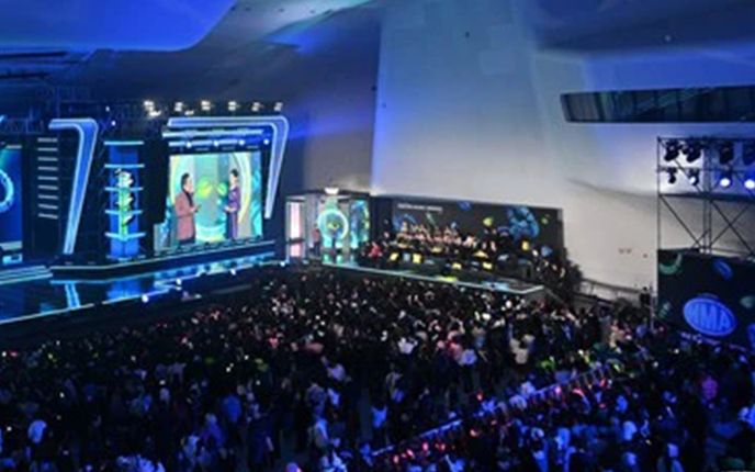 Một khán giả đi vệ sinh ngay tại lễ trao giải, nhiều nghệ sĩ nổi tiếng bịt mũi, nôn mửa