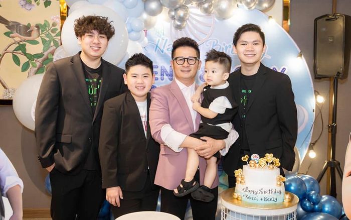 Ngày đầu đi học, quý tử nhà Bằng Kiều khiến ba mẹ ngỡ ngàng vì điều này