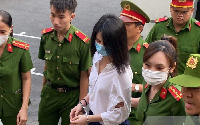 Ngọc Trinh bị áp giải đến toà