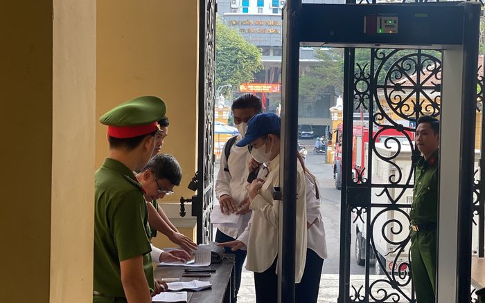 Trợ lý thân thiết của Ngọc Trinh xuất hiện trước cổng toà