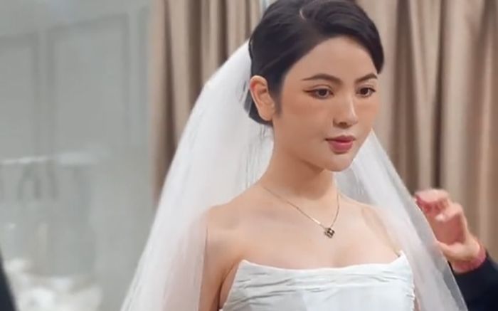 Zoom cận hai chiếc váy cưới Chu Thanh Huyền sẽ diện trong ngày trọng đại với Quang Hải