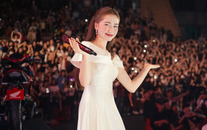 Hòa Minzy nhận xét một Á hậu không thể làm ca sĩ trước hàng trăm khán giả