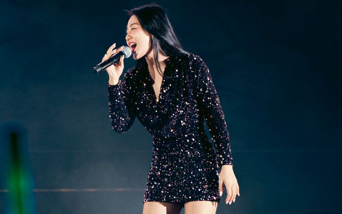 Khán giả 3 tuổi thể hiện tình cảm với ca khúc của Văn Mai Hương qua một hành động