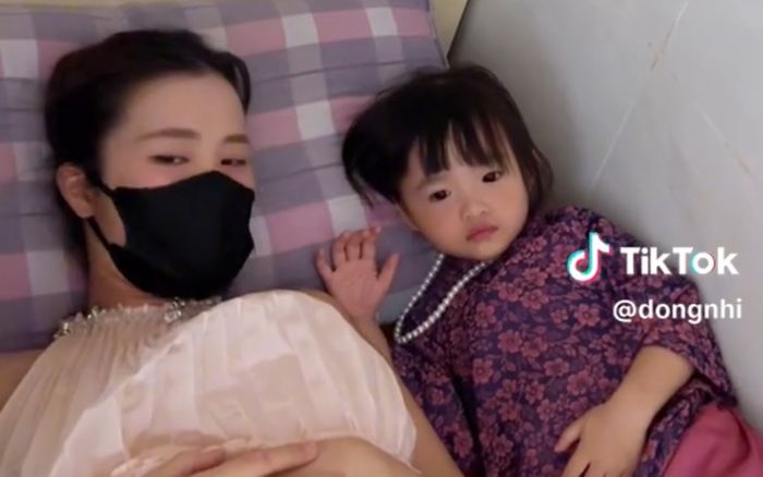 Đông Nhi khoe biểu cảm của Winnie khi hộ tống mẹ đi khám thai