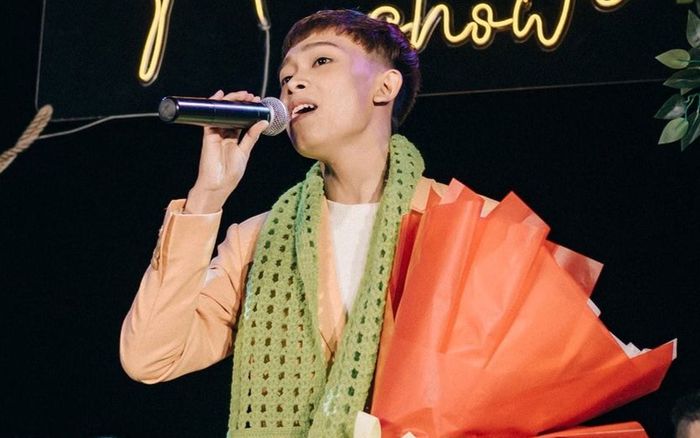 Hồ Văn Cường quỳ gối chụp ảnh cùng một khán giả đặc biệt trong hậu trường