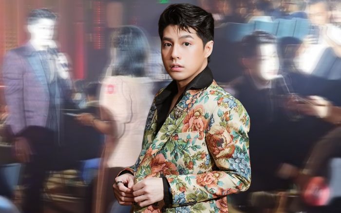 Noo Phước Thịnh khụy gối trước mặt một cô gái trong đêm nhạc, tạo nên màn song ca đầy ăn ý