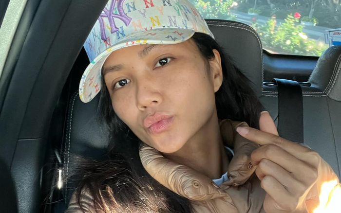 H'Hen Niê khoe mặt mộc không son phấn, tiết lộ lý do làm việc cật lực nhiều năm