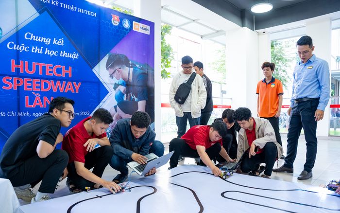 Chịu chơi như sinh viên HUTECH: 'Chạy show' hết học thuật lại tới văn hóa, nghệ thuật, thể thao