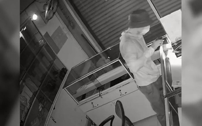 Chôm đồ xong, tên trộm lục lọi tủ lạnh để... giải khát