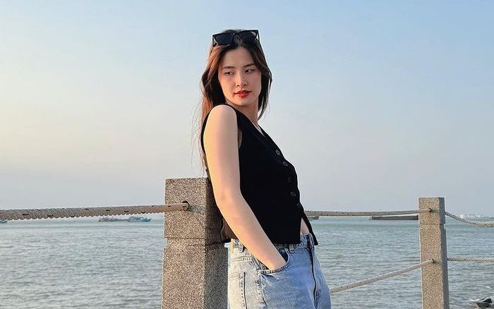 Đông Nhi 'sống ảo' sau khi báo tin vui: Nhìn mãi mới thấy bụng bầu lấp ló