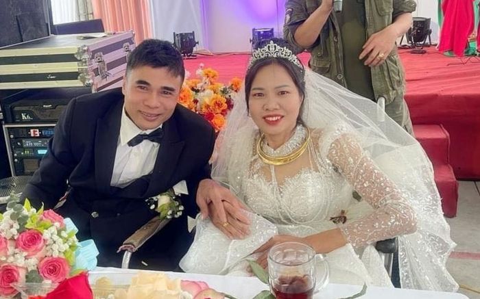 Xúc động đám cưới của cặp đôi ngồi xe lăn ở Nghệ An