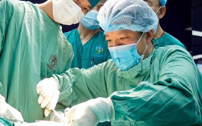 Vị bác sĩ đầu tiên tại Việt Nam thực hiện kỹ thuật mổ nội soi một lỗ u nang ống mật chủ