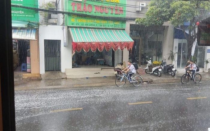 TP. HCM: Nắng nóng rát mặt nhiều ngày, người dân thích thú đón cơn mưa đầu mùa