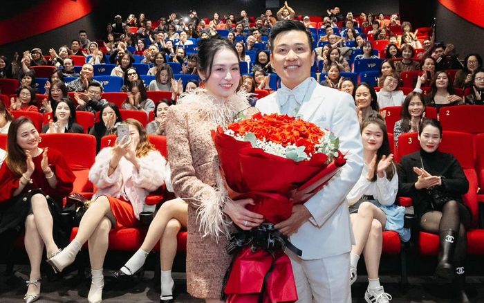 Tuấn Hưng 'bao rạp' cùng gia đình, bạn bè xem Đào, phở và piano