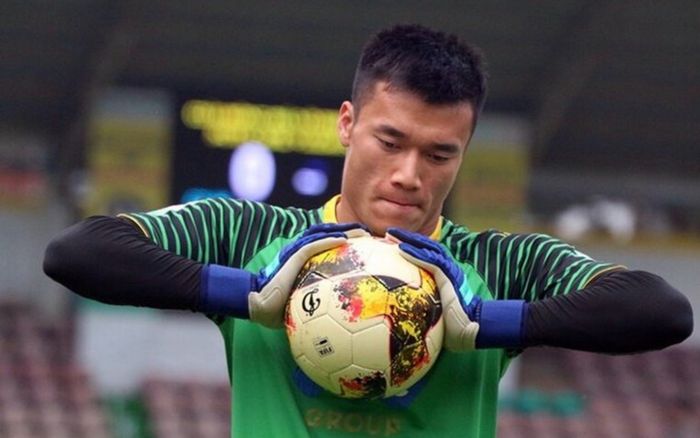 Thủ môn Bùi Tiến Dũng cứu thua xuất thần giúp HAGL thoát thua