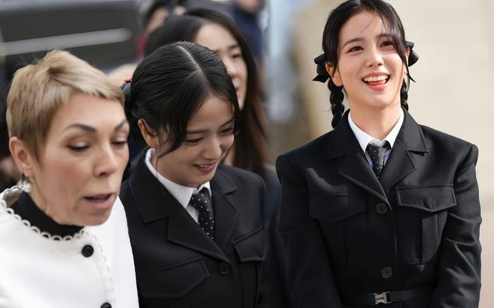 Giữ vai trò đại sứ toàn cầu, Jisoo được Dior đối xử thế nào tại Paris Fashion Week 2024?