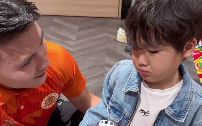 Văn Hậu - Quang Hải rút cả xấp tiền mừng tuổi con trai Hòa Minzy, 'trùm cuối' mới gây chú ý