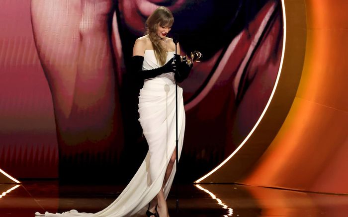 Vừa thắng giải GRAMMY, Taylor Swift thông báo ra album mới