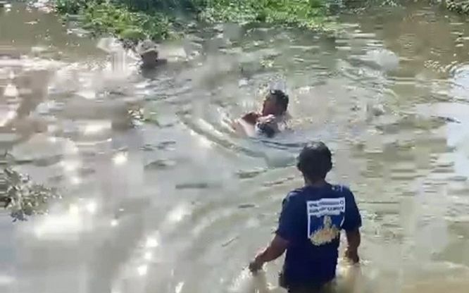 Cán bộ công an xã lao xuống ao cứu sống bé trai bị đuối nước