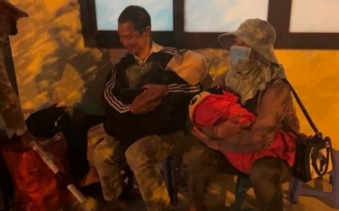 Về quê đón Tết, vợ chồng bế con nhỏ đi lạc đến nơi không ngờ