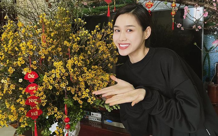 Đỗ Thị Hà mặc khéo léo sắp mâm ngũ quả, trang trí nhà ngập tràn sắc hoa