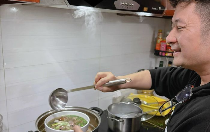 Bằng Kiều cươi tươi rói trổ tài nấu phở, thành quả khiến netizen xuýt xoa