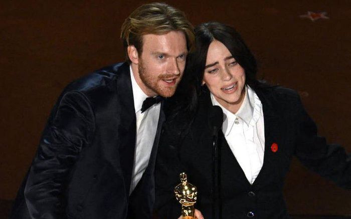 Billie Eilish lần thứ 2 nhận giải Oscar, tạo nên kỳ tích trong thế kỷ 21