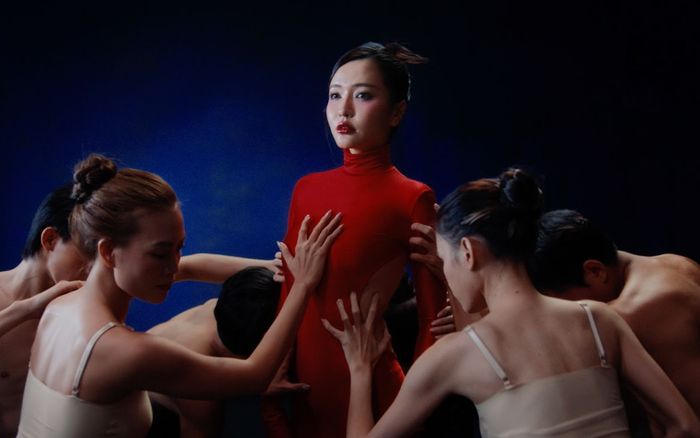 Giải mã MV Nâng chén tiêu sầu của Bích Phương