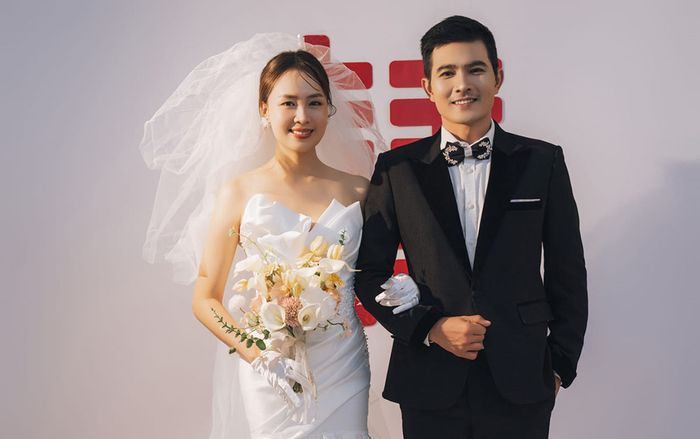 Hồng Diễm sánh đôi cùng Quang Sự, ảnh cưới vừa hé lộ đã khiến dân tình trầm trồ