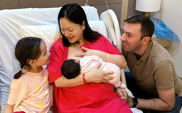 Vừa sinh con, Lan Phương bật khóc khi chứng kiến hành động này của chồng Tây