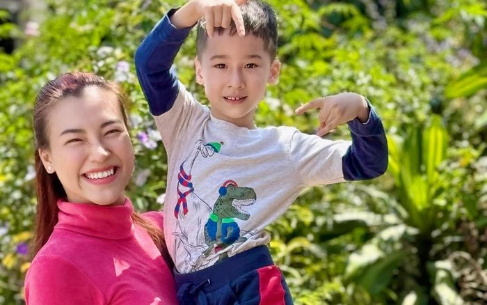 Con trai 3 tuổi rưỡi của MC Hoàng Oanh bất ngờ hỏi một câu khiến mẹ không ngờ